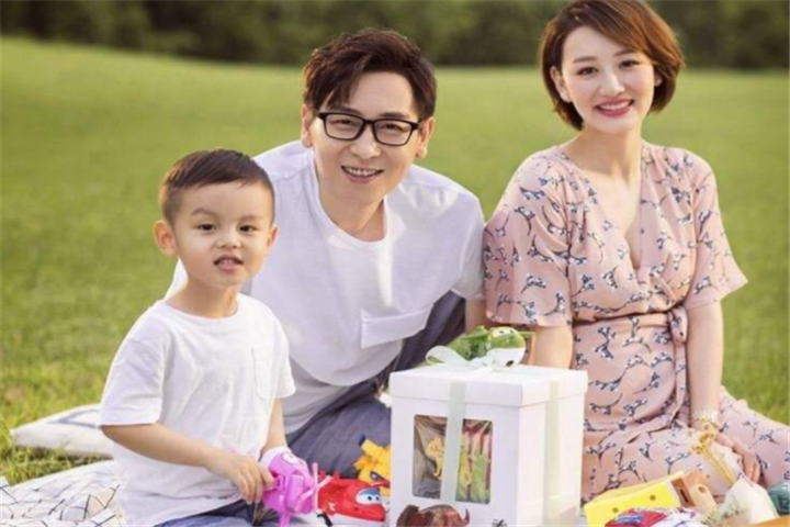 原创被雪村“强吻”退圈，探班老公被电视台选中，如今成了“金话筒”