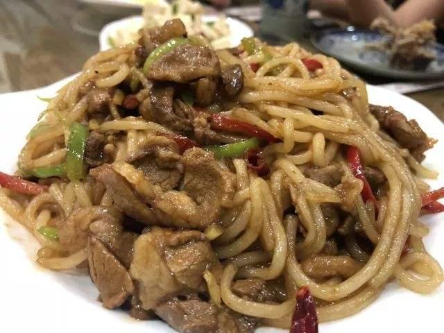 美食推荐:羊肉炒粉,海虹拌菠菜,草菇炒鸡腿肉,甘旨红烧肉