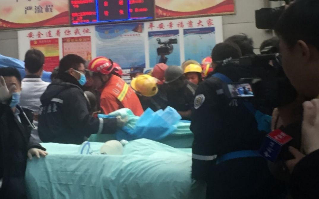 山东梁宝寺煤矿事故救援人员称，11被困者自行走出火场