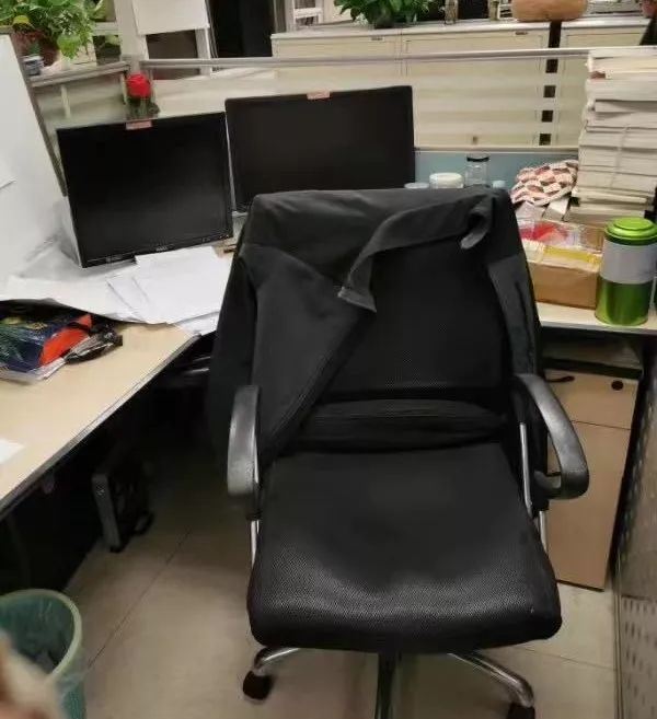 一位新华社记者突然走了，外套还搭在椅背上！