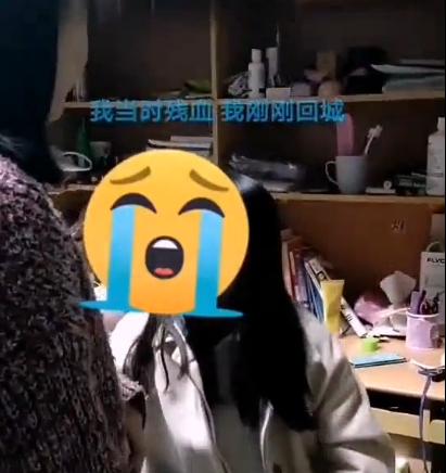 王者荣耀女玩家在宿舍诉苦玩中路被打野说是憨批哭的很伤心