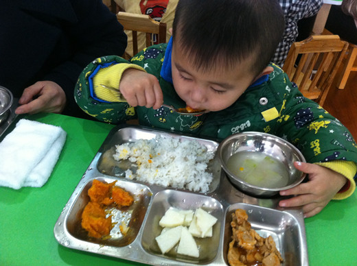 [蓝象宝贝育儿]“大人饭”孩子什么时候能吃？1岁之前不要乱喂，影响脾胃的健康