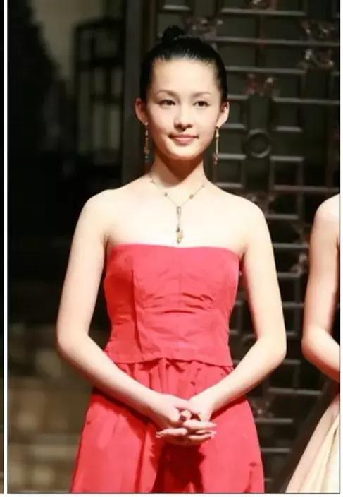 上面这张是08年7月7日新红楼开机发布会，李沁初次亮相，脸上满脸胶原蛋白