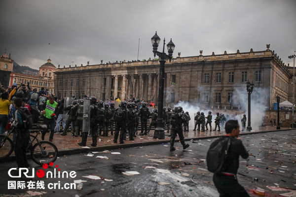 哥伦比亚多地举行罢工游行示威者袭击国会大厦和市政厅(图)