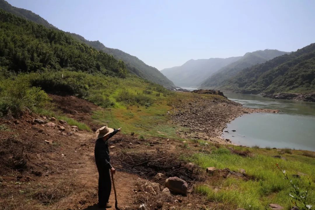 当即召集武装群众70余人,组成东乡抗日义勇队,开往三里乡下峡江红石滩