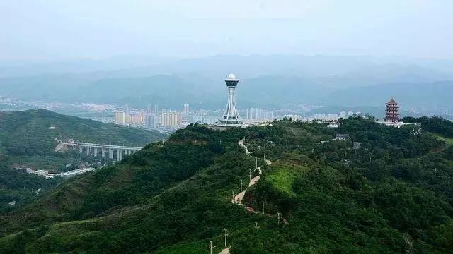 金凤山东临东龙山,西接二龙山,北靠戴云山,正对"南大门,因地形如凤凰