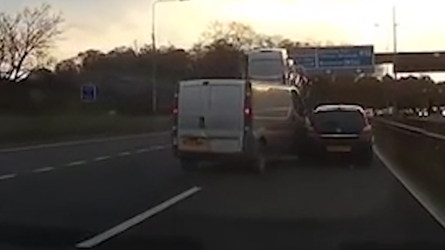 危险！英国高速上两汽车互不相让 面包车突然撞向轿车