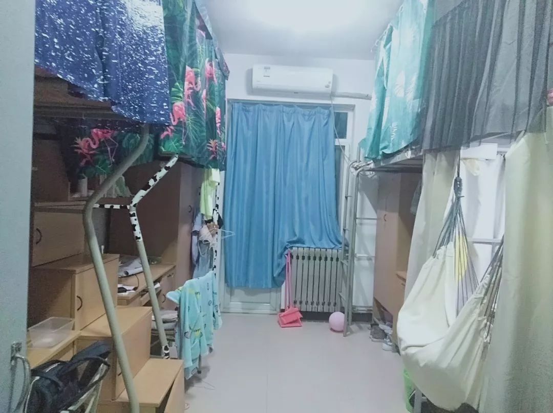 但可以明显感觉到的是大一大二的宿舍要比大三大四的整洁些,希望高
