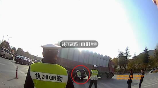 杭州临安交警车轮下救回一对母女；当事妈妈：要不是他们，我这个家就没了