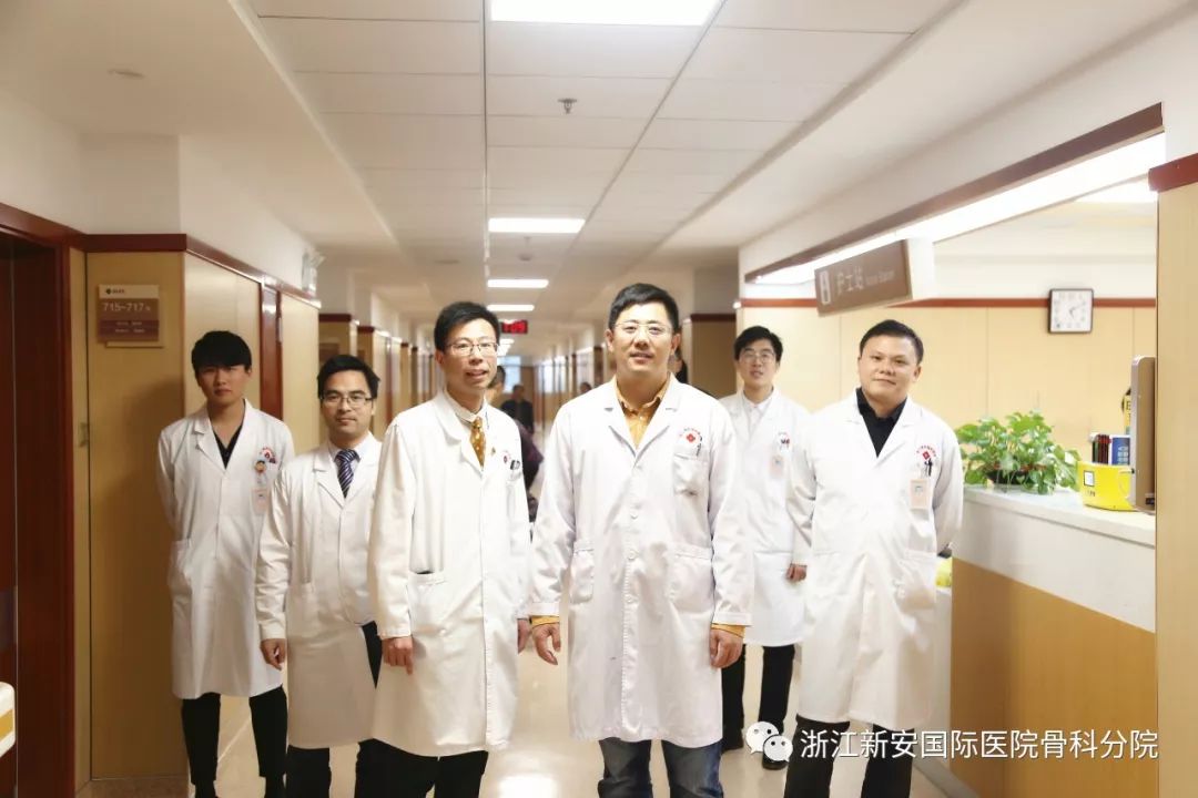 (左一为钱明教授) 上海长征医院脊柱外科作为医院影响力最大科室