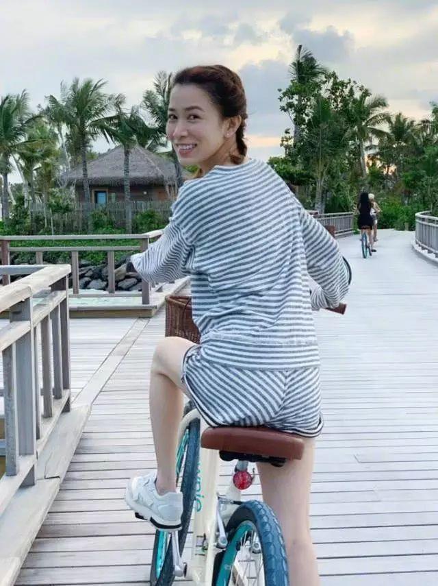 佘诗曼44岁骑单车,看她穿短裤露的腿:分明就是18岁