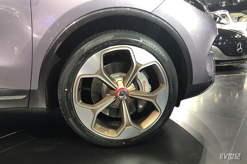 22寸的豪华双色轮毂配备brembo制动卡钳,搭配265/40 r22的马牌高性能