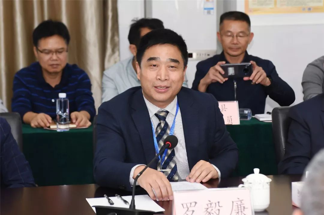 评估反馈会由评估组副组长罗毅廉主持.