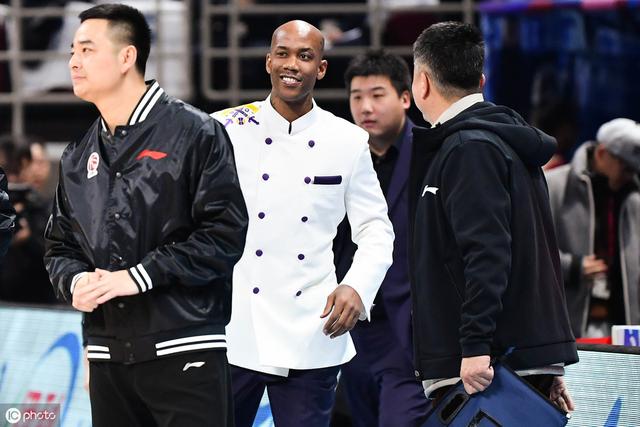 马布里打断记者英文提问:请用中文,在座都是中