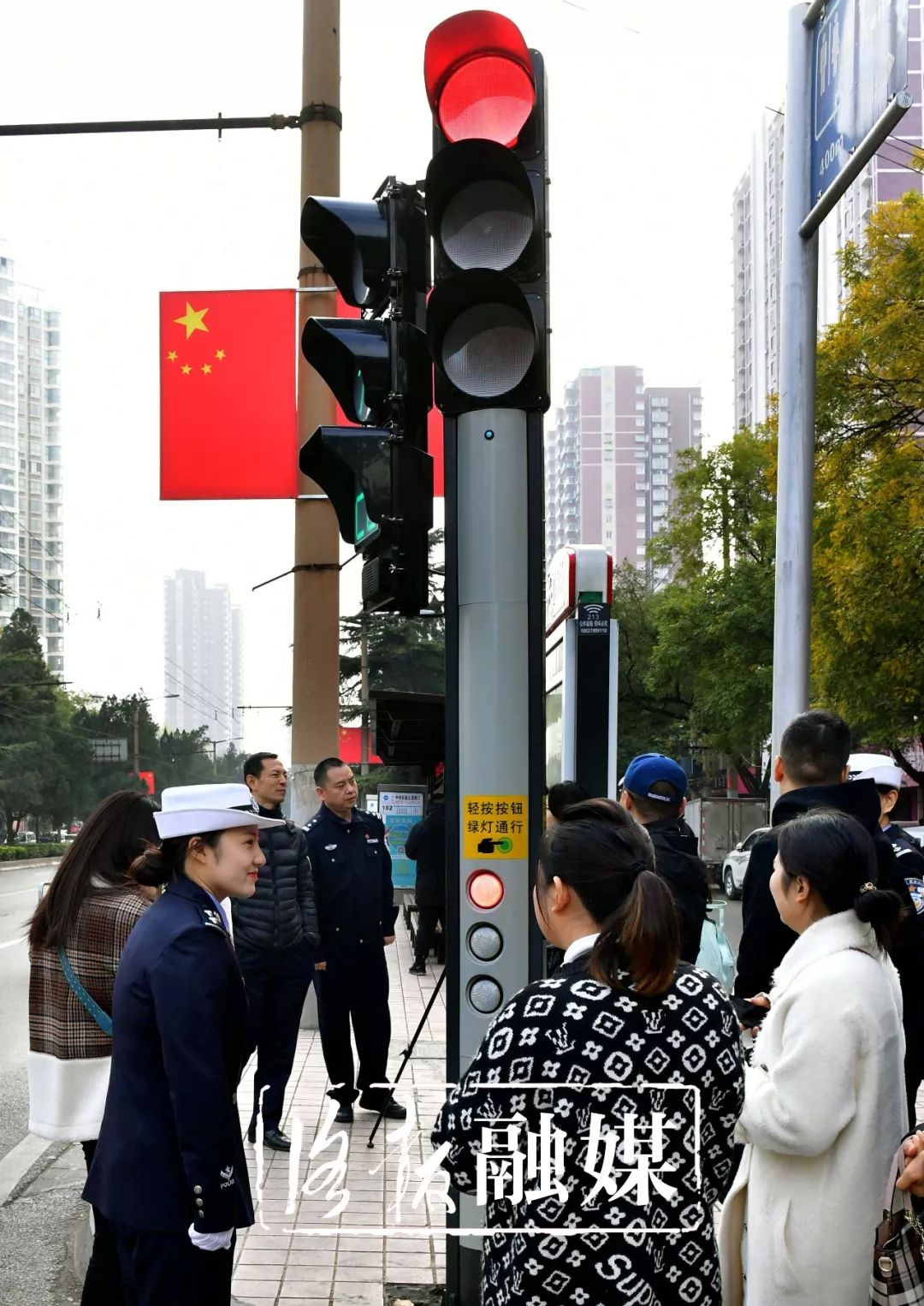 26秒后,信号灯会切换回机动车道亮绿灯,人行横道亮红灯的状态.