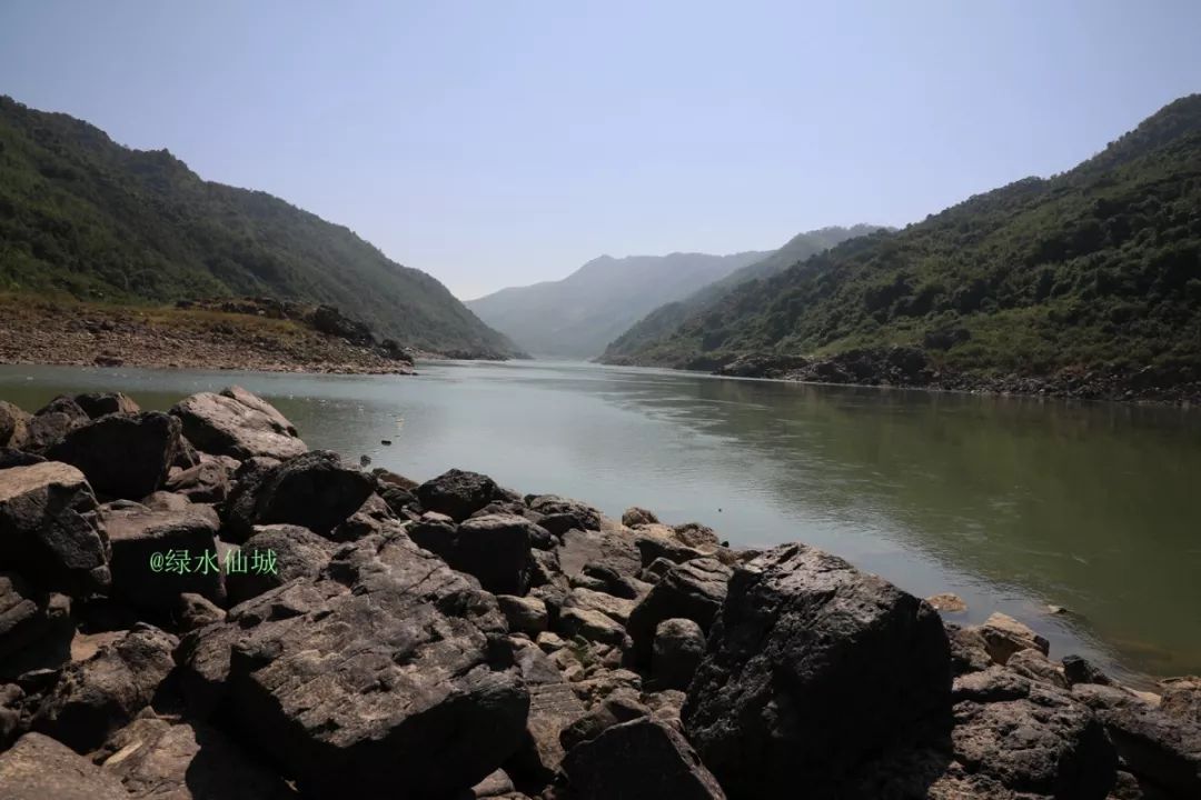 武宣上下江:大山深处藏美景_江村