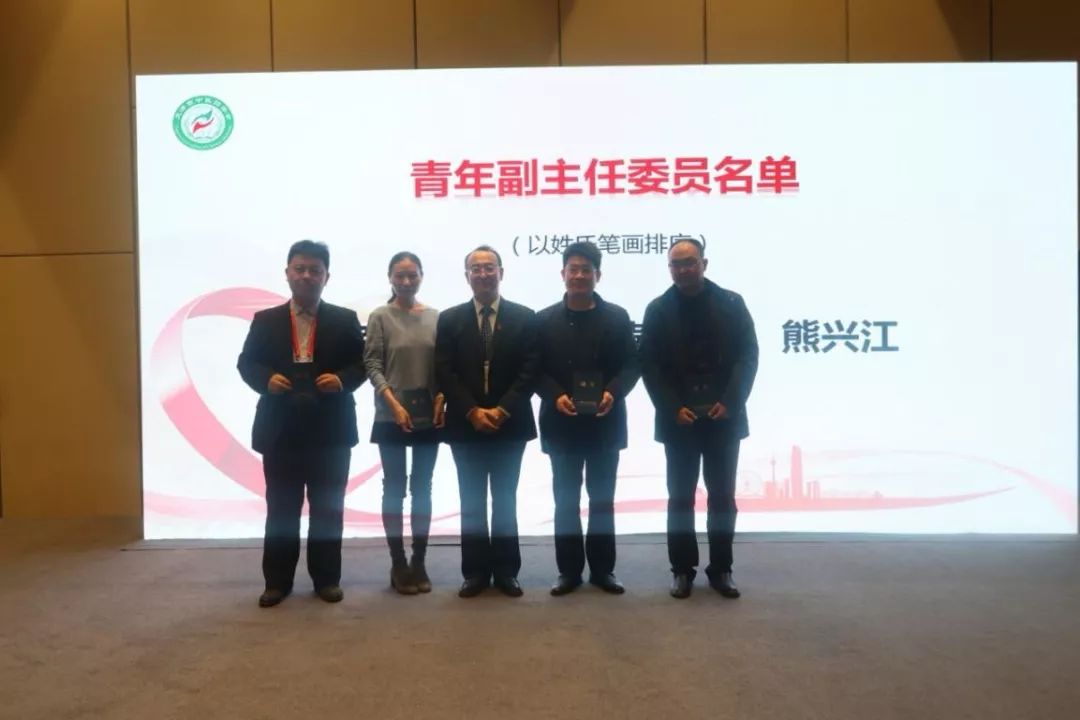会议由中华中医药学会心血管病分会姚魁武秘书长主持,首先由毛静远