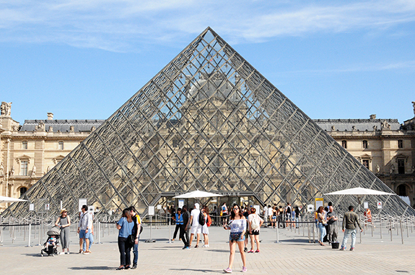 巴黎旅游线路抢盗案多发,中国游客需提高警惕