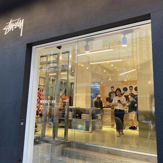 过去stussy曾在香港开过两家店铺,但在多年前突然撤出,令人感到相当