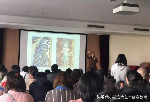 部级领导 学术专家参访团作专业讲解的 向丽君老师在大艺术联洋中心