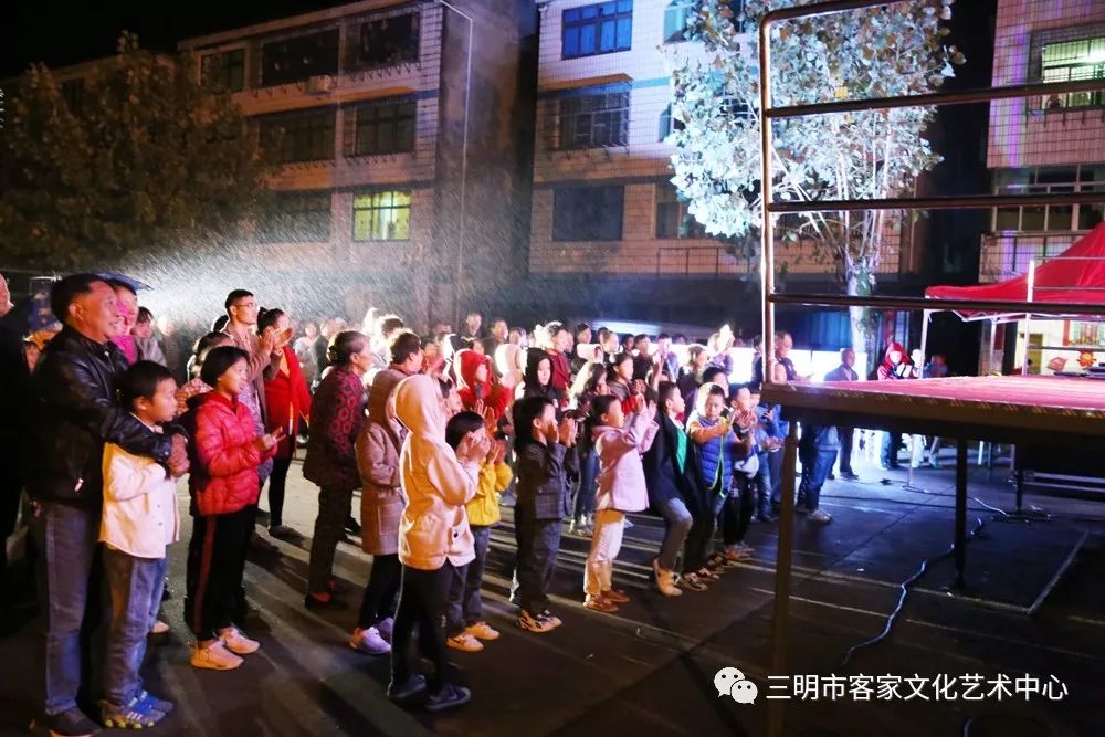 风展红旗如画2019年三明市流动舞台车百场文化下基层巡演活动走进建宁