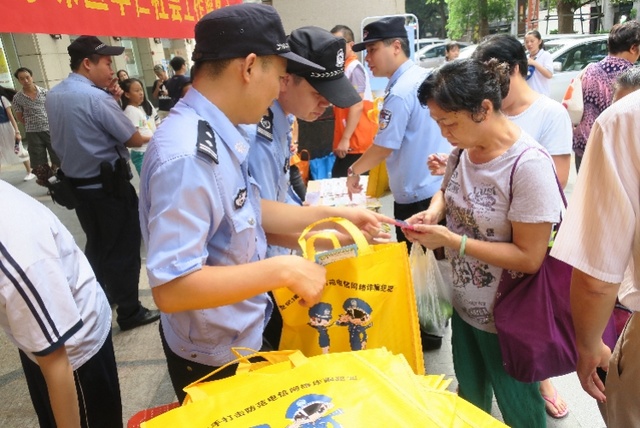 广州南华西派出所民警用漫画宣传防诈骗获点赞_廖雪梅