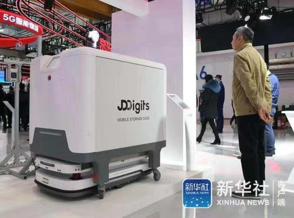 （2019世界5G大会上，京东数字科技集团展出室内运送机器人）