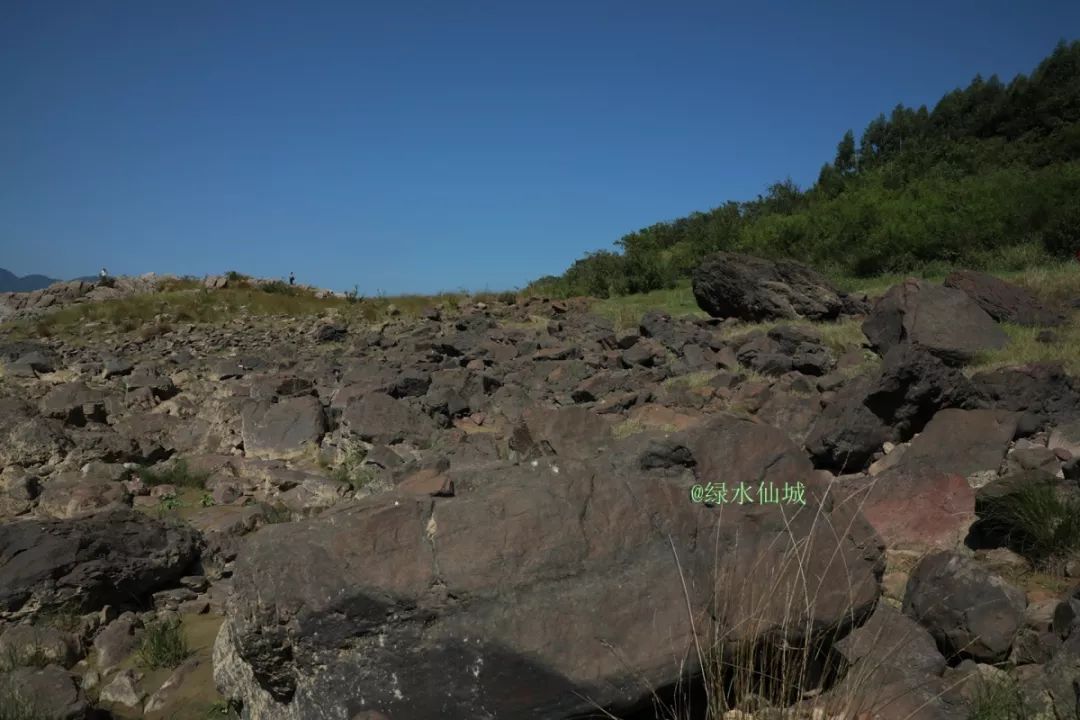 武宣上下江:大山深处藏美景_江村