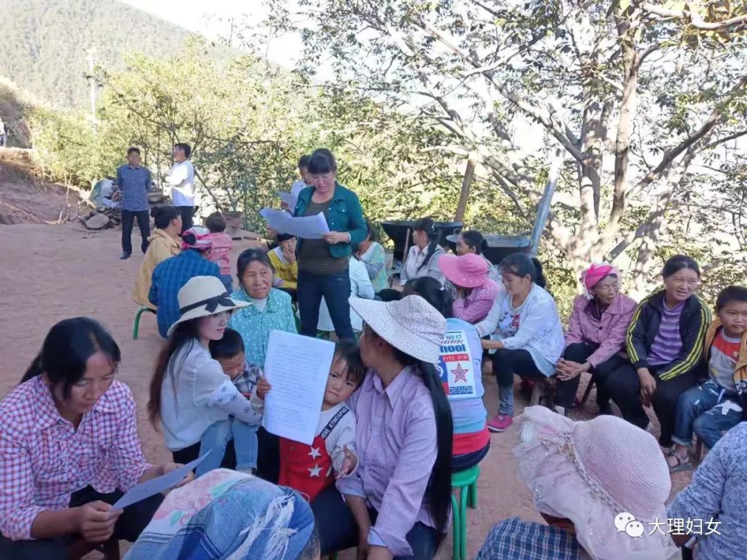 各地宾川县各级妇联组织借助家风宣讲有利时机传达学习党的十九届四中