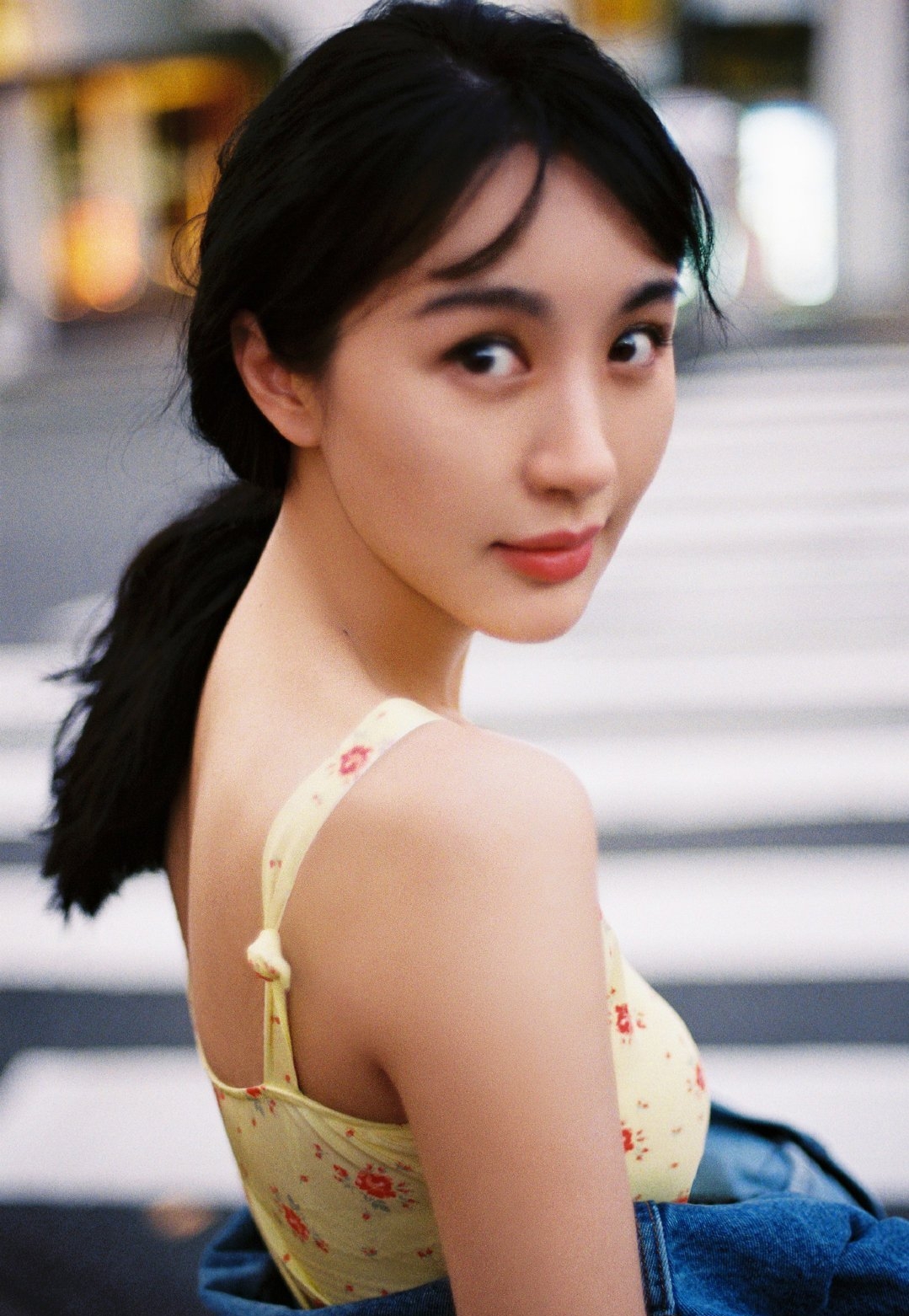 原创李菲儿近照脸僵到认不出,满脸肿胀认不出,截图街拍哪像一个人?
