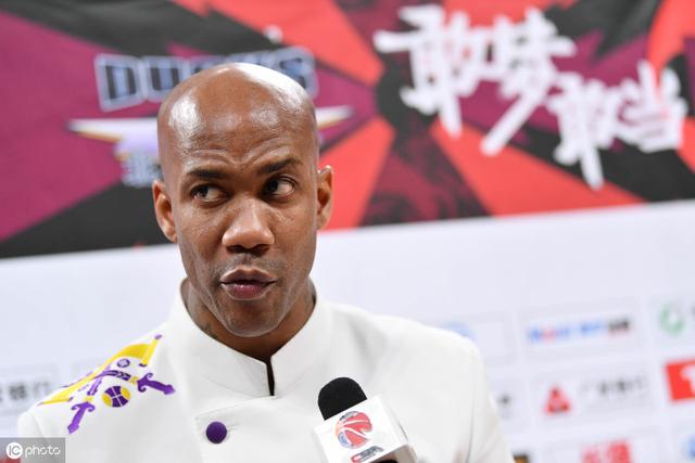 马布里打断记者英文提问:请用中文,在座都是中