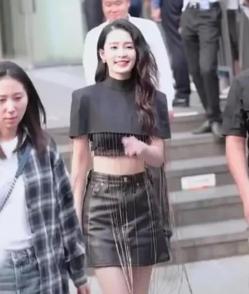 有种"对比"叫李沁和助理同框,生图暴露真实身材,终于明白啥叫"明星腿"