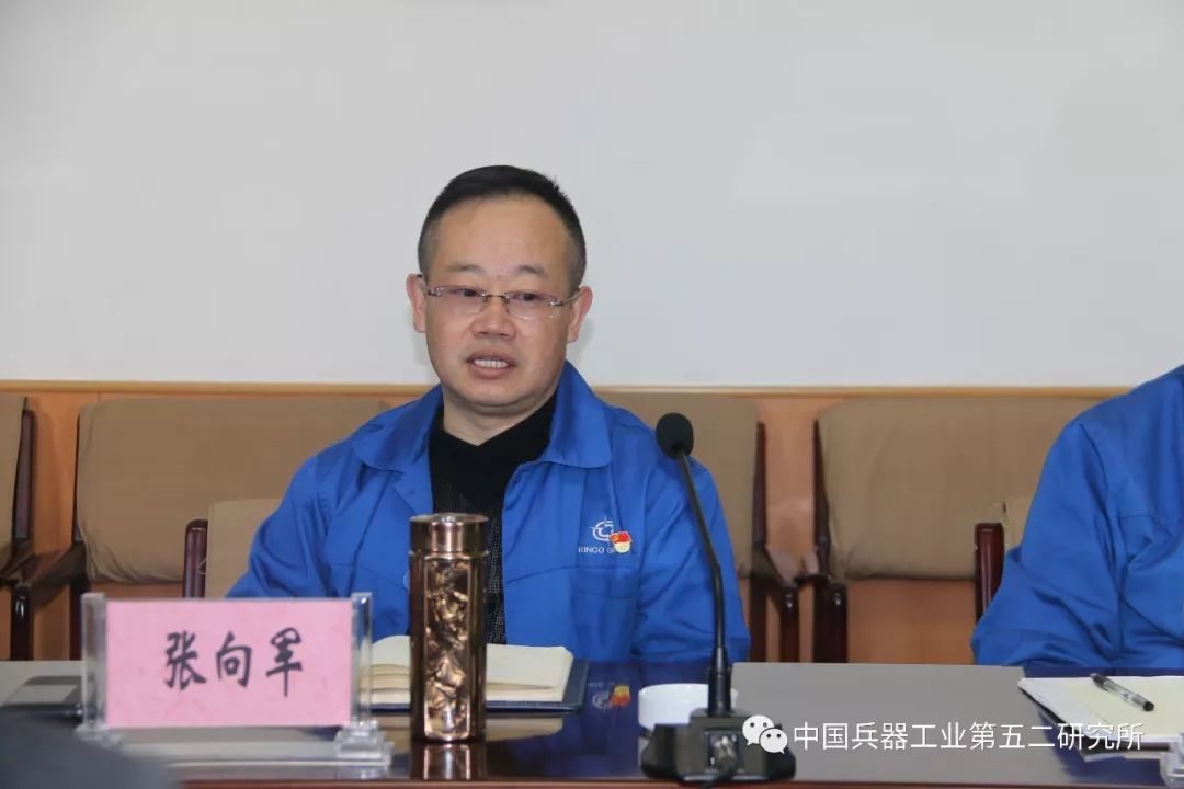 实地查看精益生产线建设情况,听取了包头所所长张向军关于生产经营