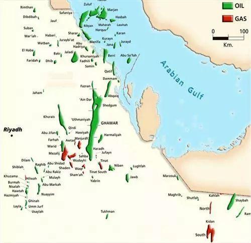 沙特的产油区主要集中在波斯湾一带,与伊朗隔海相望,运输主要通过霍尔