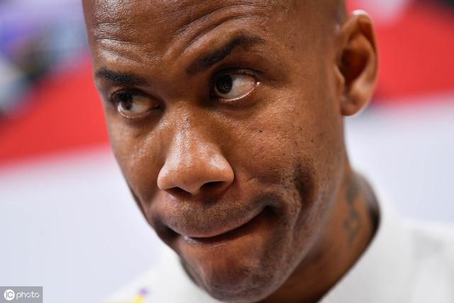 马布里打断记者英文提问:请用中文,在座都是中