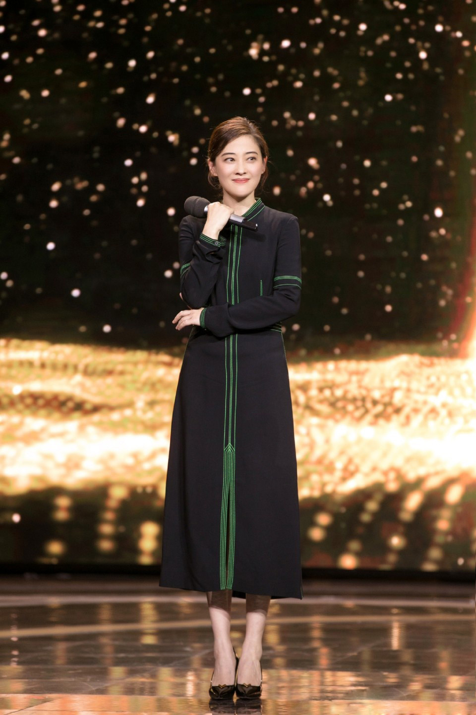 原创梅婷总算穿错一次宽松拼接装搭马尾终于相信她44岁了