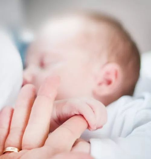 如何给新生儿拍嗝最方便有效 392787b6ad4a4a879dc98bd1197bd482.jpeg