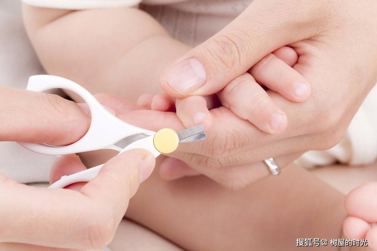 「 树屋的时光」宝宝刚出生需要剪指甲吗？多久剪一次才合适？这些都需要家长了解