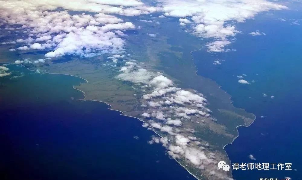 白令海峡很浅,平均深度42米,最深处也只有52米.由地质