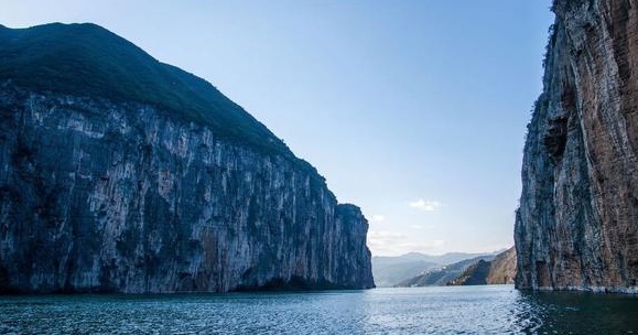 白帝城：千古遗恨今犹在，唯见长江滚滚流