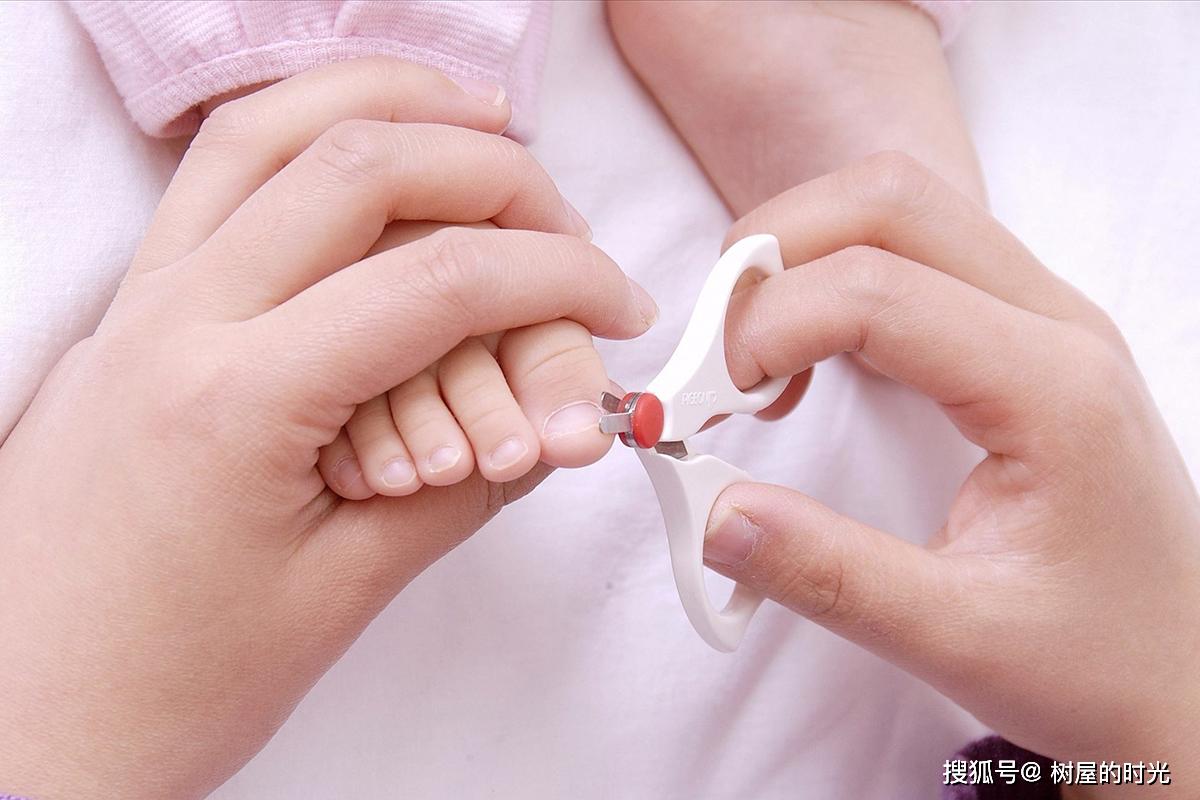 「 树屋的时光」宝宝刚出生需要剪指甲吗？多久剪一次才合适？这些都需要家长了解