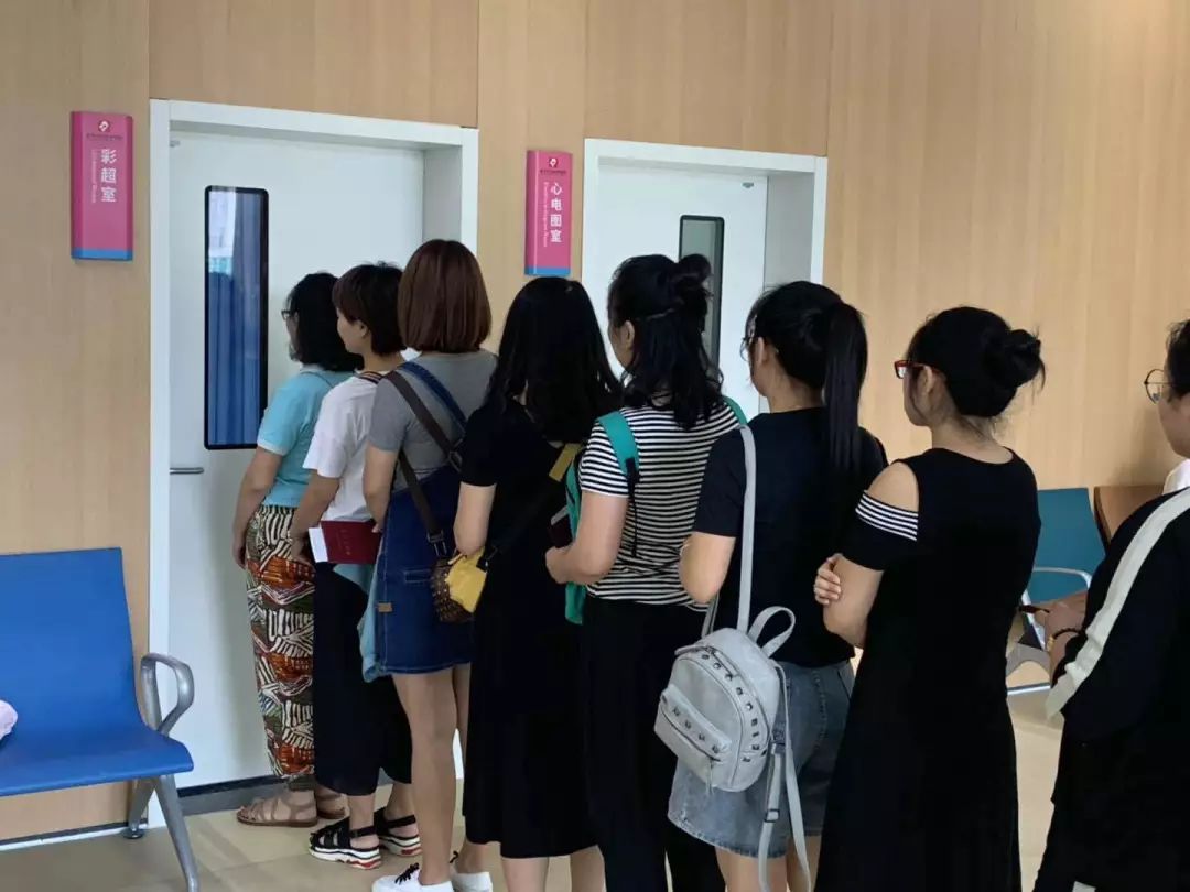 体检者排队等候做彩超为体检者发放母子健康手册妇幼温馨提示请空腹