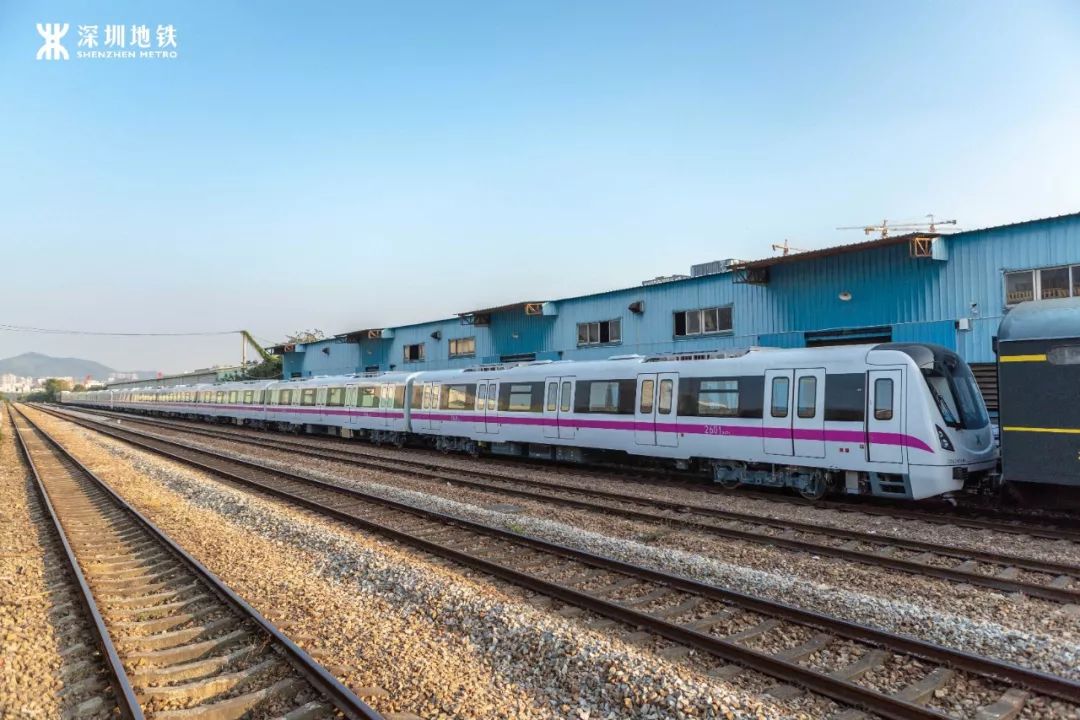 地铁8号线一期首列车抵达深圳,预计明年开通初期运营