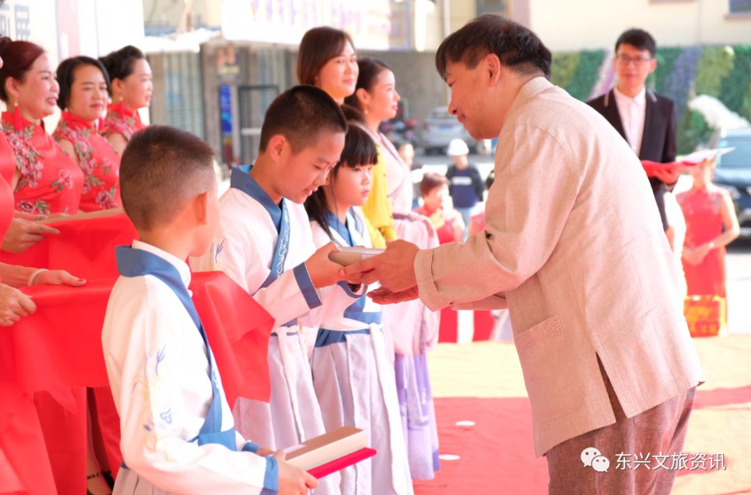 齐剑雄先生为青少年学生绘画比赛获奖者颁奖市人大常委会主任罗湘洲为