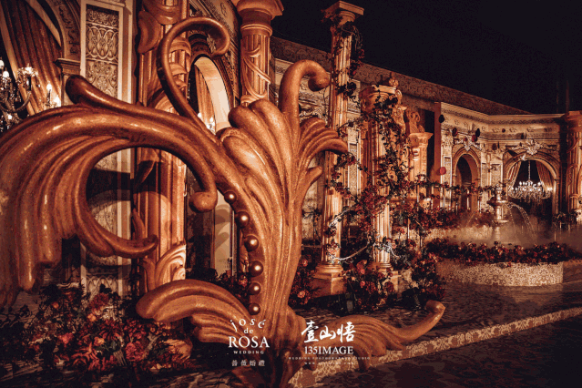 迎宾合影区 飞马和天使守护着 洛可可风格的金色拱门包围着 红玫瑰