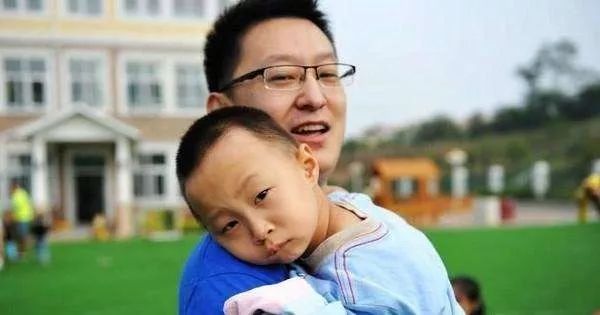 妈妈电梯内暴打孩子!孩子调皮,到底该不该打?