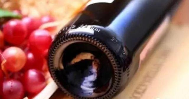 怎么倒酒最好的方法 9ece989781e7424b962abb02d4071be3.jpeg