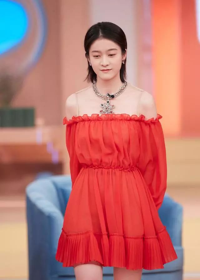 张雪迎可塑性太强,穿大红色轻纱裙配8厘米"铁钉",清纯