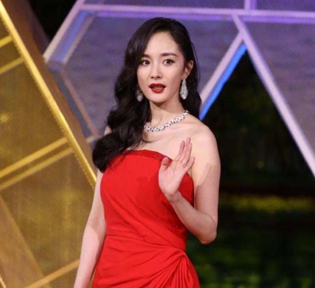 原创金鸡奖女明星精修与生图对比:杨幂忘记p镜子,佟丽娅裙子变色