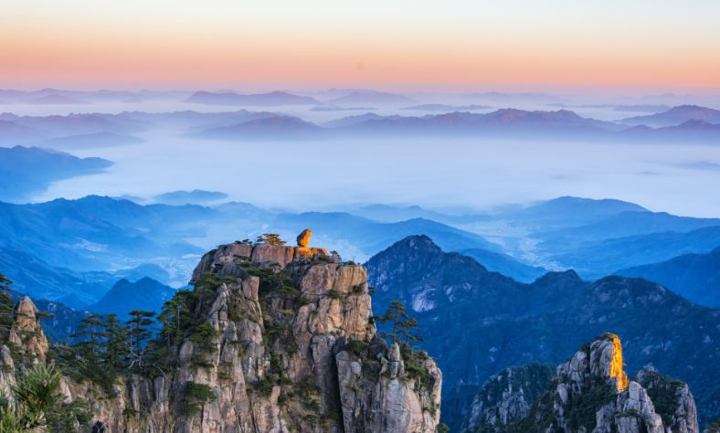 风景名胜众多在著名的山水节期间,这些旅游景点人山人海这个季节也是